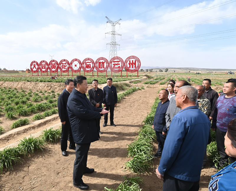 5月11日至12日，中共中央总书记、国家主席、中央军委主席习近平在山西考察。这是5月11日下午，习近平在大同市云州区有机黄花标准化种植基地，同正在劳作的村民们亲切交谈。新华社记者 李学仁 摄